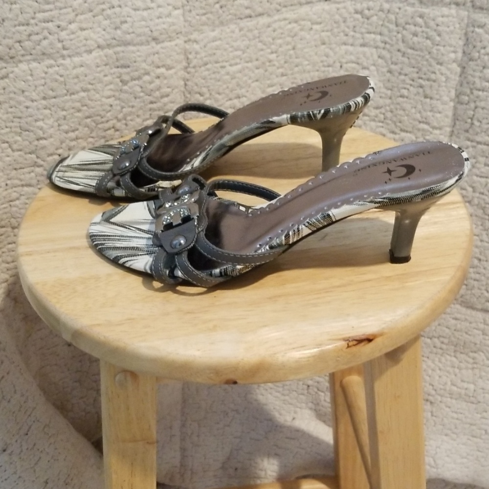 Sandal - Picture 2 of 6